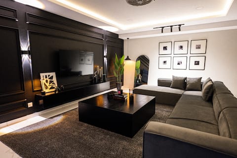 1BR Designer Luxe Apt | Pool, Sauna