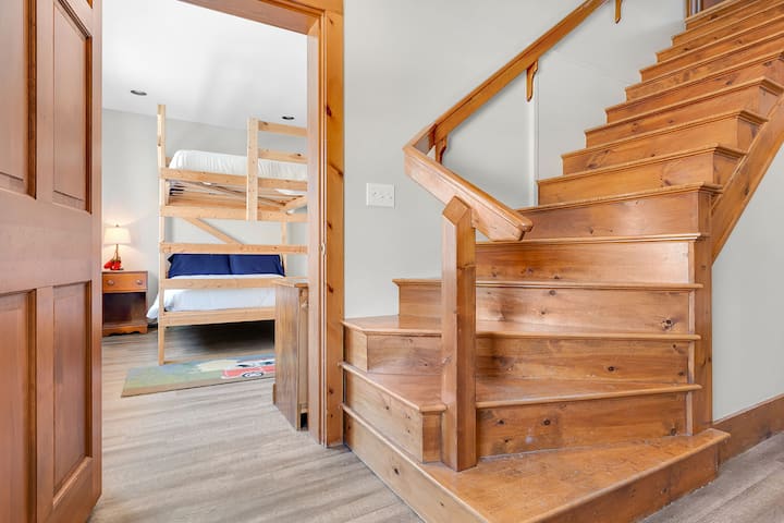 Dole schodov v dolnom poschodí sa pozerá na spálňu 4.