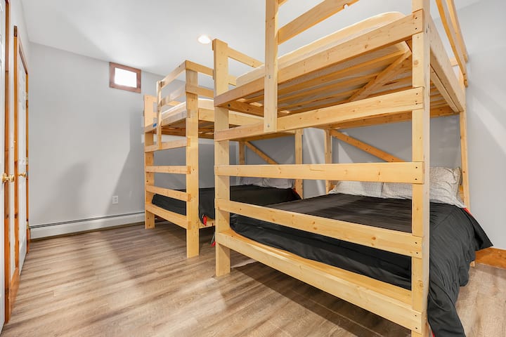 Šiesta a posledná spálňa, priestranná s ďalšími štyrmi manželskými posteľami, úložným priestorom v skrini, ventilátorom atď. 