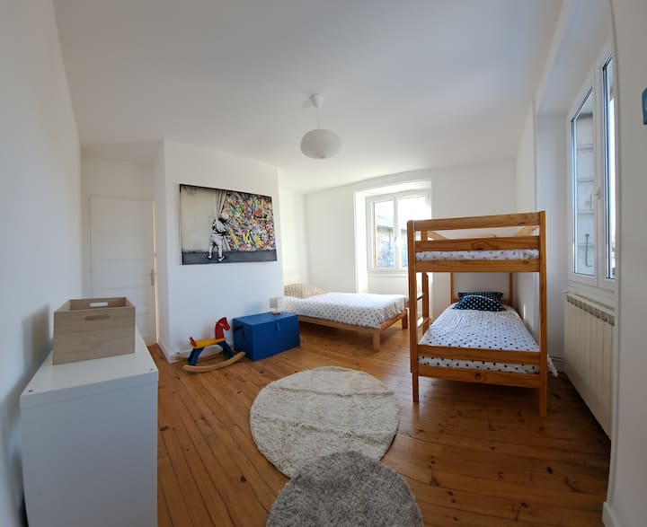 Детската стая с кутия за играчки, игри, книги и място за съхранение. 