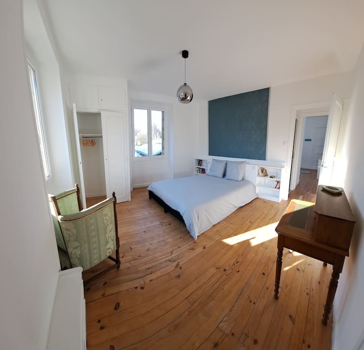 Спалня с двойно легло, табла с място за съхранение и вграден килер.