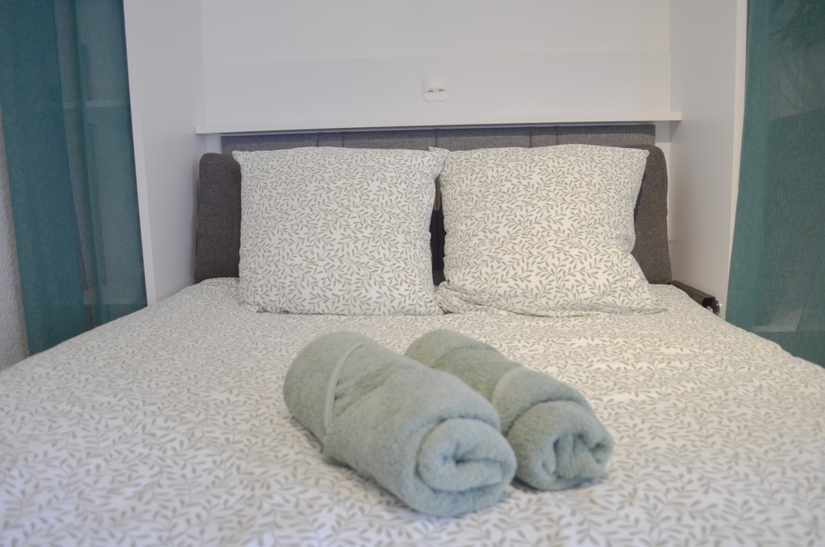 Удобно безопасно легло с истински матрак. Всичко, което трябва да направите, е да го затворите, за да се насладите на всекидневната!