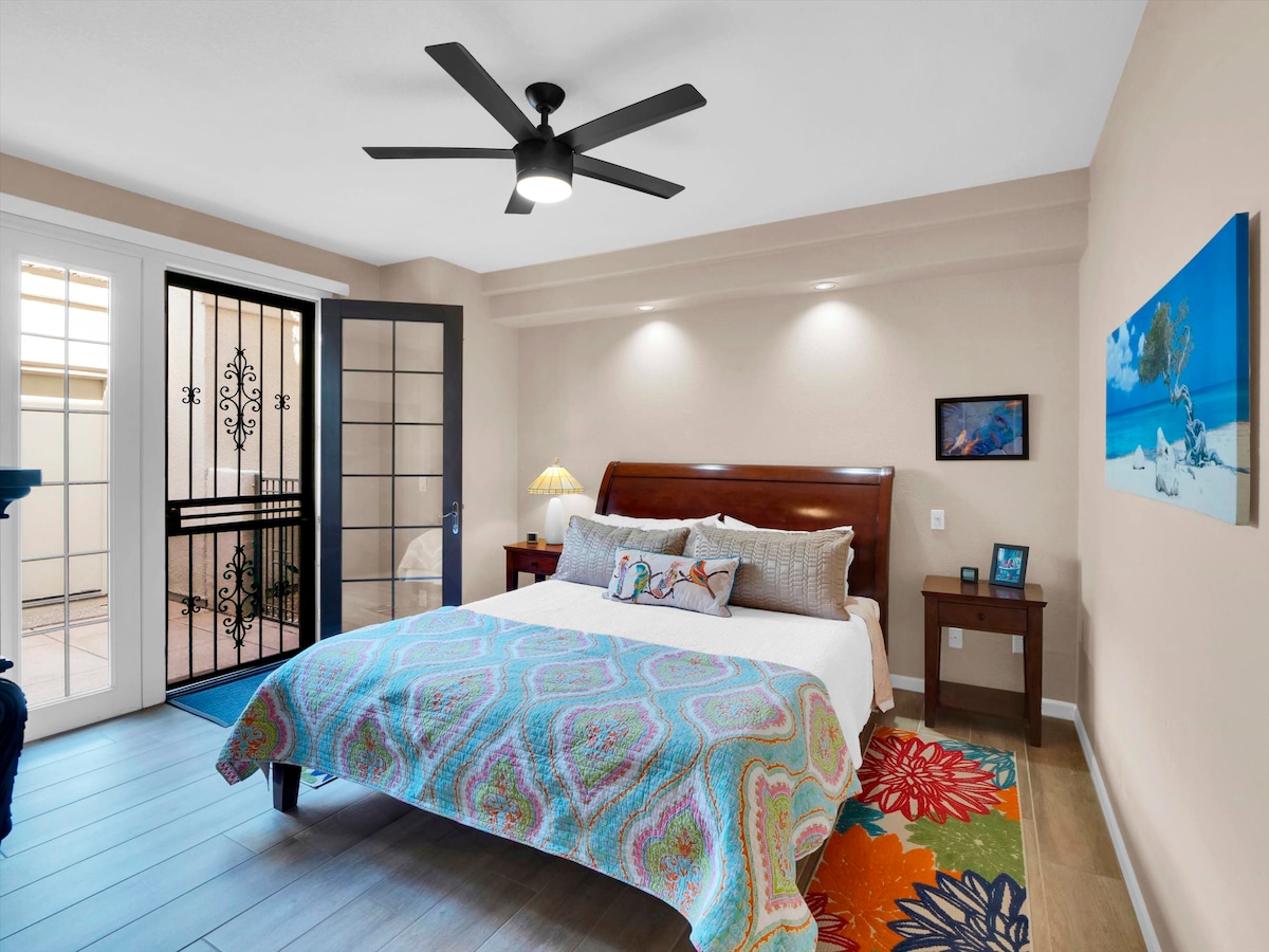 مرتبة إسفنجية طبيعية كبيرة الحجم. مروحة سقف.