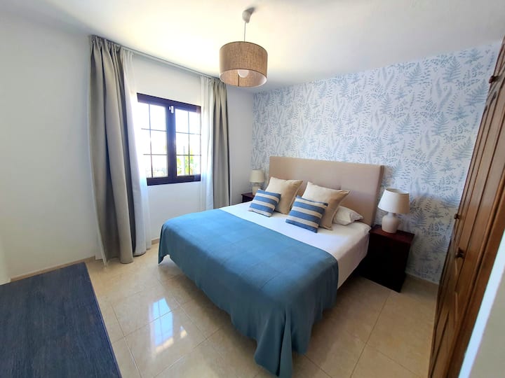 Dormitorio principal con baño privado.