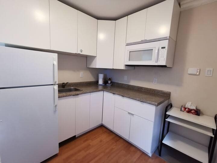 Renfrew Suite - Vancouver