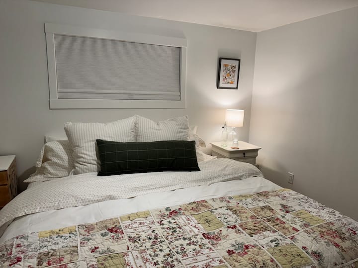 Dormitorio principal con una cama tamaño king.  Colchón de alta gama, sábanas de calidad y almohadas de calidad hotelera.