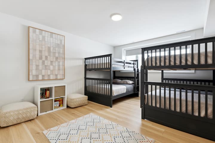 Spálňa s dvoma poschodovými posteľami s manželskou posteľou