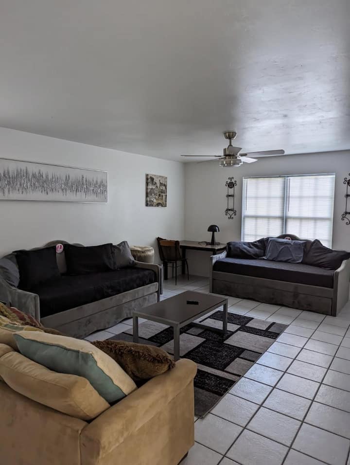 2 odvojena kreveta s pomoćnim krevetima
za 4 osobe