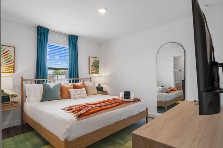 Two out of three bedrooms come with pampering king beds and many comfortable amenities.