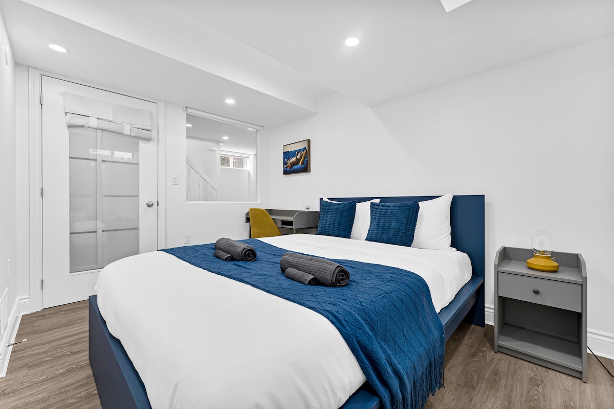 Გონივრულად განკუთვნილია როგორც დასვენებისთვის, ისე დისტანციური მუშაობისთვის, კომფორტული სკამითა და მშვიდი გარემოთი.

Გაითვალისწინეთ, რომ ამ საძინებელში არის შუშის ფანჯარა და შუშები კარზე. Კონფიდენციალურობისთვის ფანჯრის გადასაფარებლები გვაქვს 
