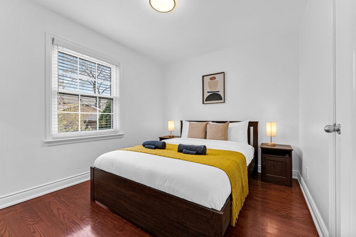 Დახვეწილი და მზით განათებული დედოფლის საძინებელი თბილი აქცენტებითა და მყუდრო თეთრეულით - იდეალურია მშვიდი ღამეებისთვის.

