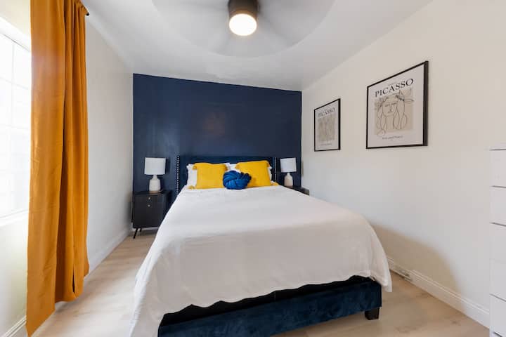 Pohodlná spálňa s výraznou námorníckou stenou