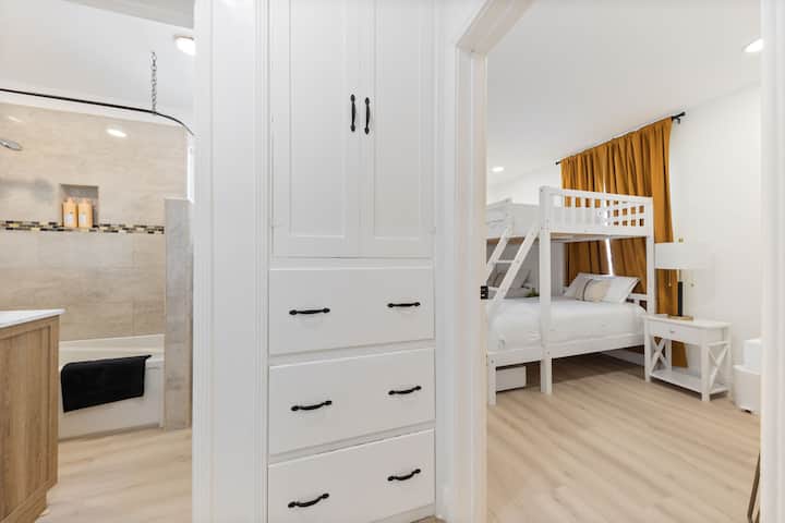 Kúpeľňa a izba s poschodovou posteľou sú vzdialené len pár krokov, čo je ideálne pre ľahký prístup a pohodlie.