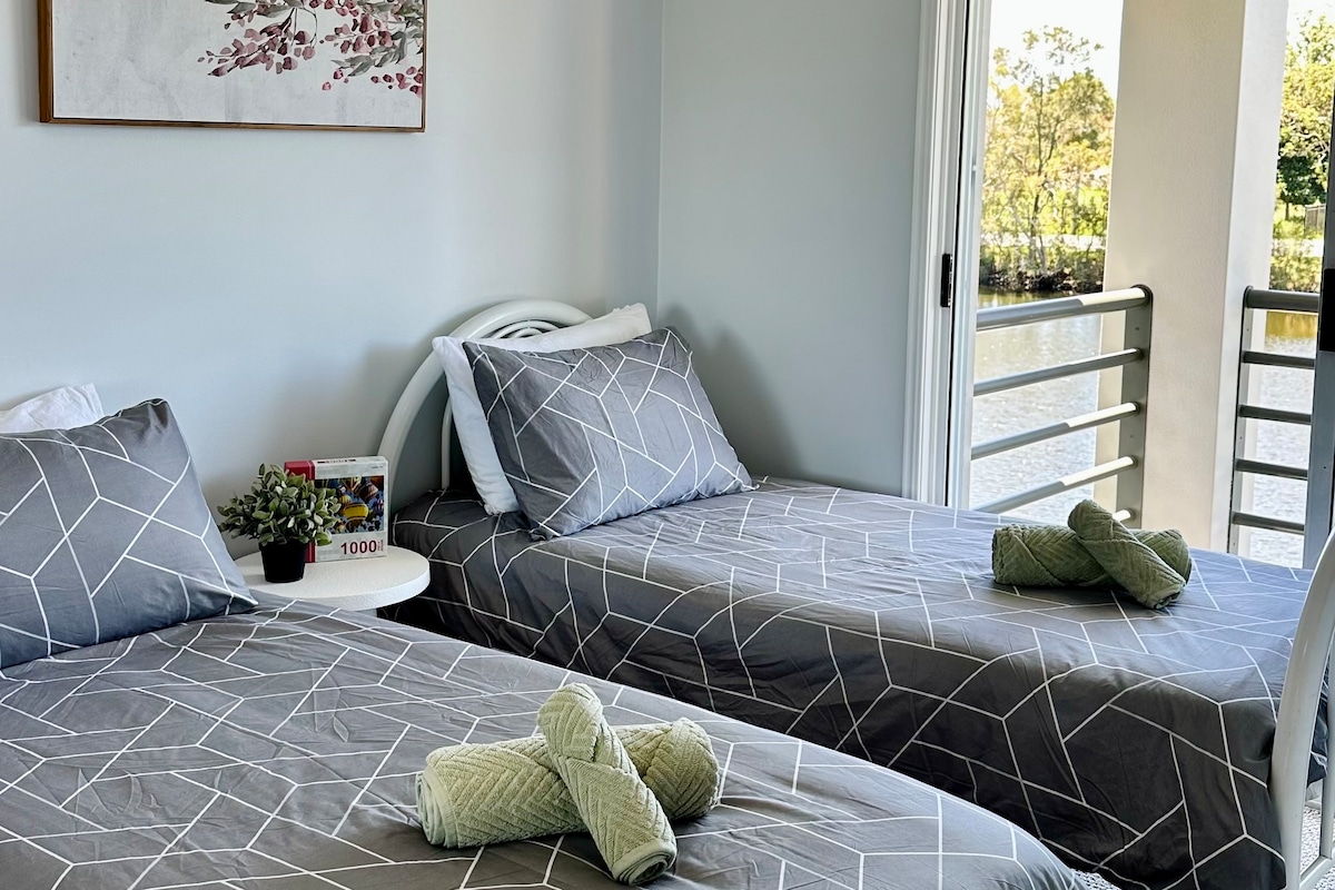 תצורה מותאמת אישית - ניתן להפוך ל -2 מיטות יחיד, סינגל אחד או להרכיב מיטת קינג סייז אחת. כולל מלתחה גדולה, טלוויזיה תלוית קיר ונוף למרפסת על שפת המים