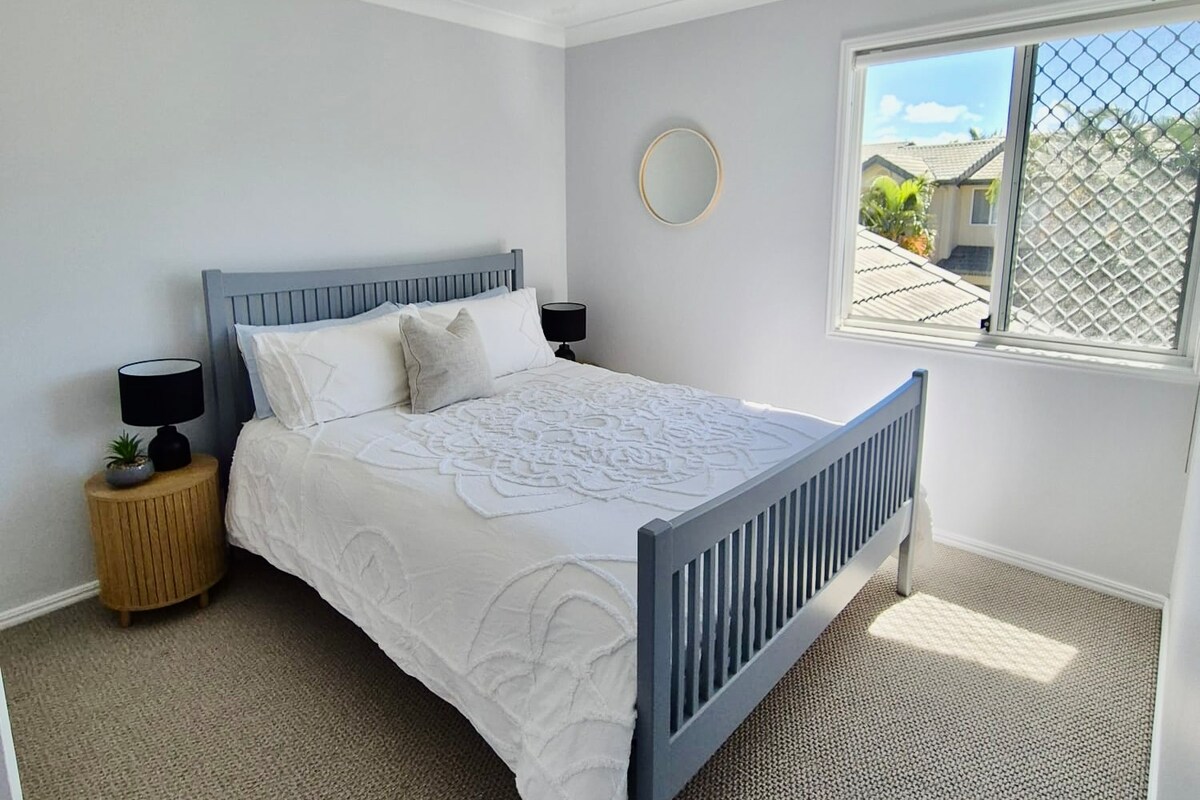 מיטת קווין סייז נוחה במיוחד, ארון גדול וטלוויזיה תלוית קיר