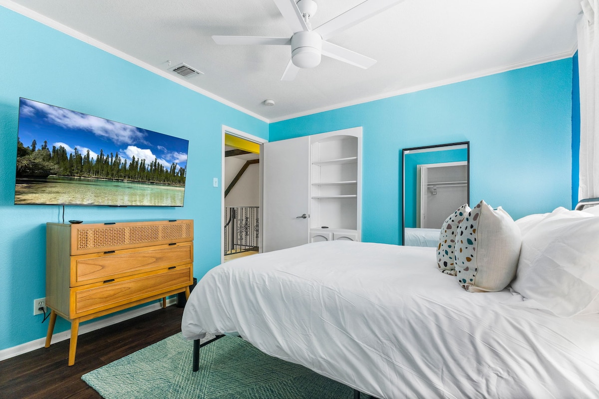 房间充满活力，配有标准双人床，非常适合放松身心，在43英寸电视上观看比赛。