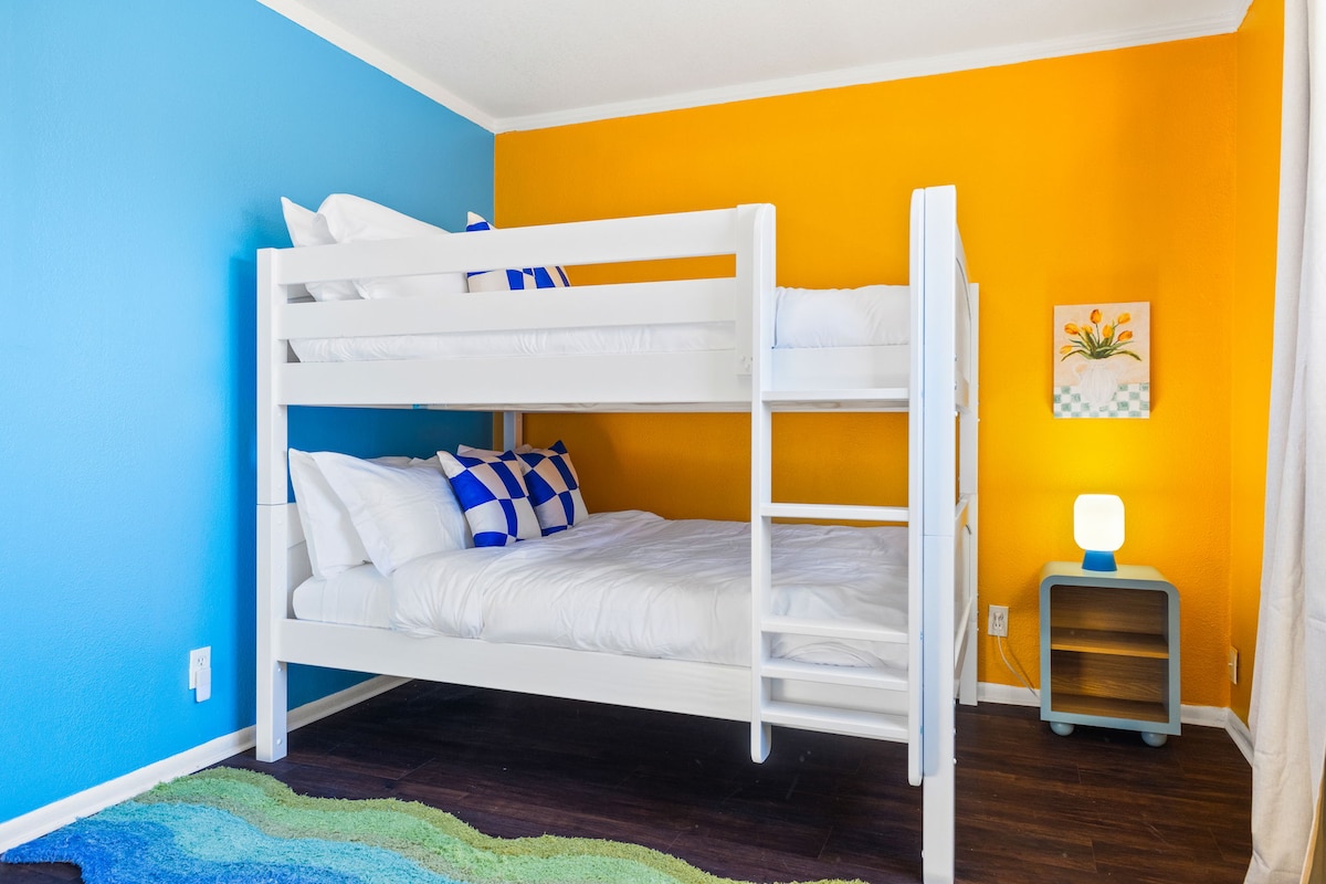 上下铺？ 让我们掷硬币决定，但无论如何，在这间美丽的房间里，每个人都是赢家，房间里配有标准双层床，每张床都可以欣赏到43英寸电视的完美画面。