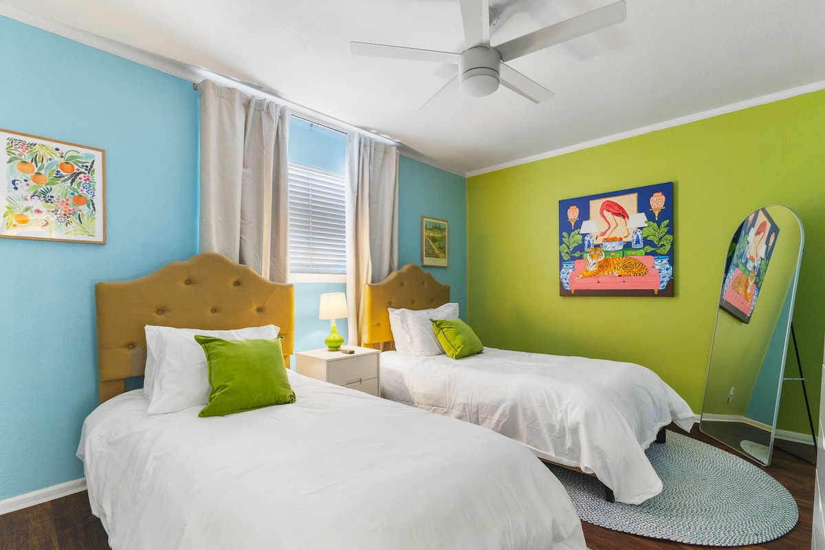 这间双床客房非常适合带小孩或青少年旅行的家庭，让每个孩子都有自己的床，同时又能让他们睡在一起。