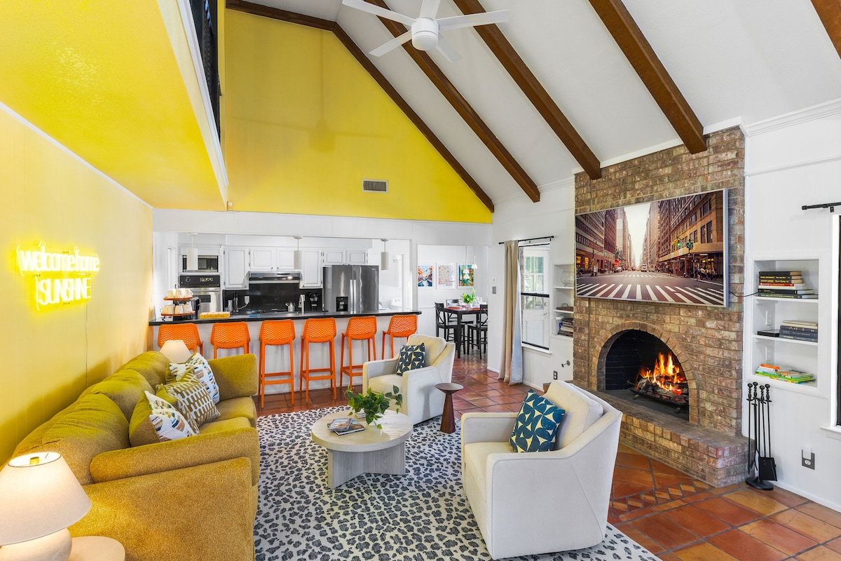 开放式布局、高挑的天花板和醒目的木梁增添了一种宽敞的感觉，而壁炉则营造出温馨的焦点。 