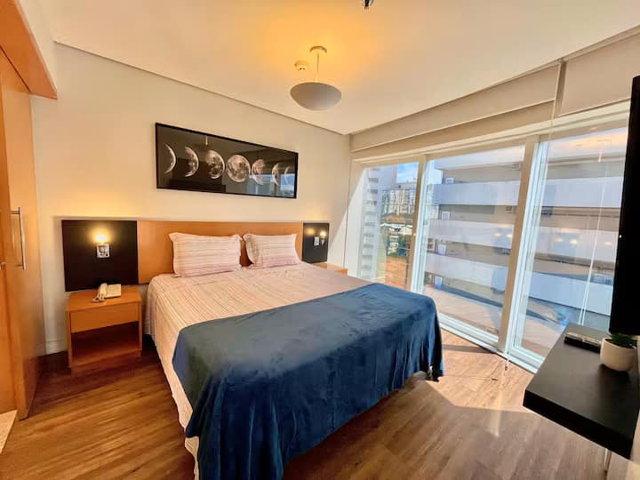 חדר שינה עם חדר רחצה פרטי, מצויד במיטת קווין סייז, מיזוג אוויר, טלוויזיה, מקום לאחסון בגדים, מראה באורך מלא, מצעים, שמיכות, כריות נוספות, וילונות האפלה ויציאה למרפסת.