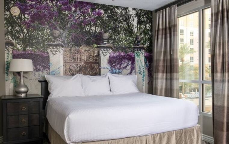 Luxury 2BR 2Bath Resort – Pools & Strip Shuttle! gallery image 5