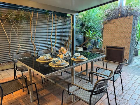 4BR Home| Private Patio | Sleep 8 | Near Sunnybank