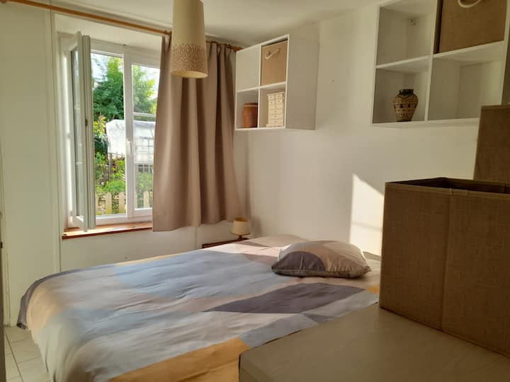 sehemu ya chumba cha kulala cha 2 ambacho kinajumuisha vitanda 4 vya mtu mmoja ambavyo vinaweza kuletwa pamoja ili kutengeneza kila kimoja, kitanda cha 180
kugawanya na fanicha.