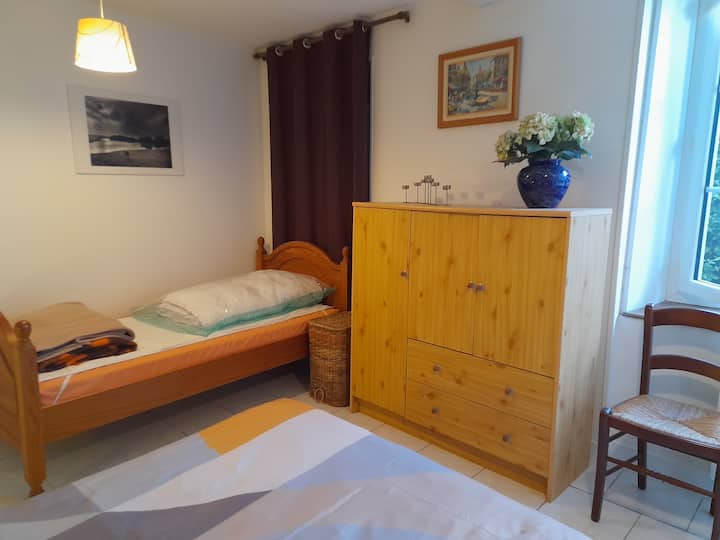 Chumba cha kulala 1 : kitanda 1 cha mtu mmoja 90 na kitanda 1 cha watu wawili 140 