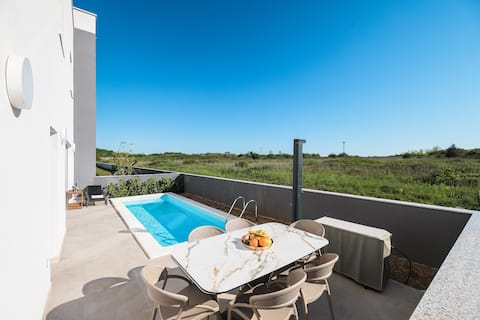VILLA VISTA, Jacuzzi, and Pool