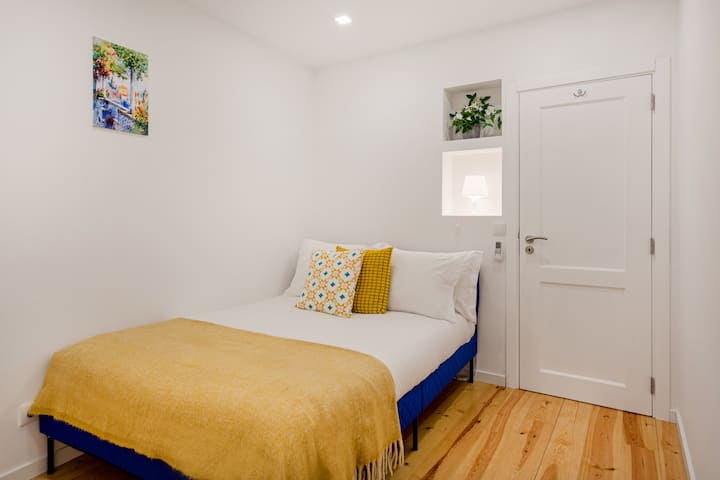 غرفة بسرير مزدوج وتكييف هواء وخزانة مدمجة.
لاحظ أن هذه الغرفة داخلية، بدون نوافذ من الخارج.