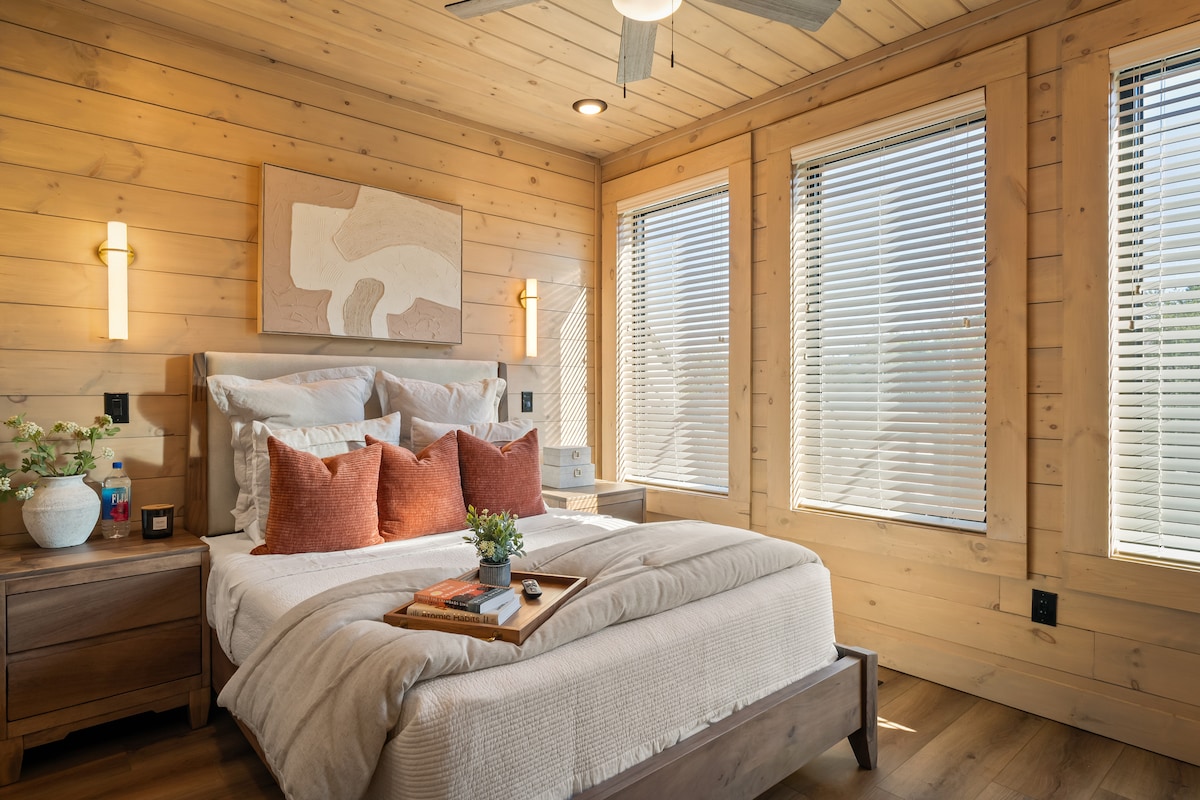 Detta mysiga sovrum har en queen säng med en plysch skumtopp för extra komfort, en TV för enkel avkoppling och en elegant byrå för att lagra kläder och personliga föremål-blandande komfort och bekvämlighet i ett välkomnande utrymme.
