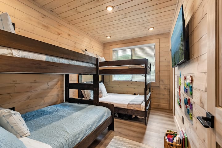 This cozy 2 bunk room features a queen-over-queen bed AND a twin-over-full bed, perfect for kids or adults alike. Located on the second level.
