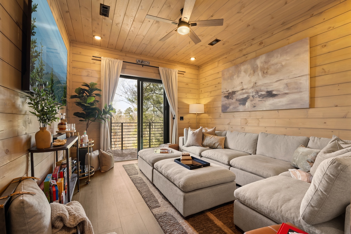 På nedervåningen inbjuder ett mysigt TV-rum dig att koppla av med mjuka sittplatser, spel och en avslappnad atmosfär perfekt för filmkvällar eller familjetid. Detta utrymme öppnar också upp till en andra privat balkong - tyst, avskild och omgiven av naturen.
