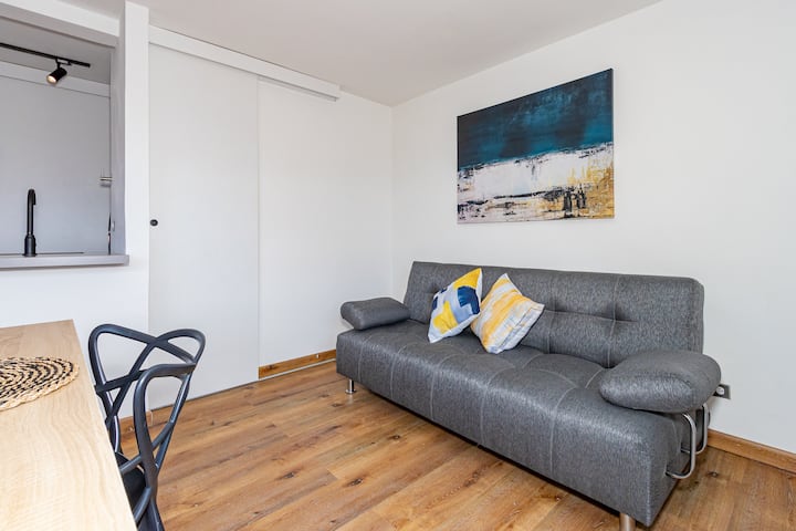 Priestranná, svetlá izba ponúka pohodlnú pohovku a modernú výzdobu. Skvelé na oddych, sledovanie televízie alebo zdieľanie chvíľ s priateľmi v útulnej atmosfére.