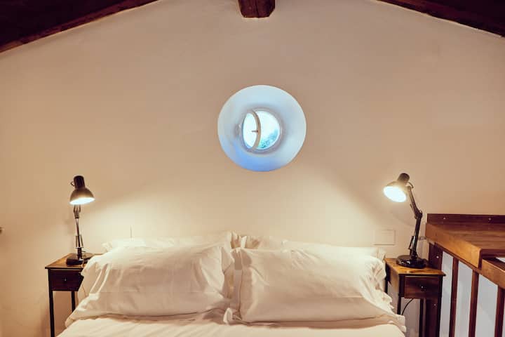 Cama doble en la zona de descanso de la entreplanta.