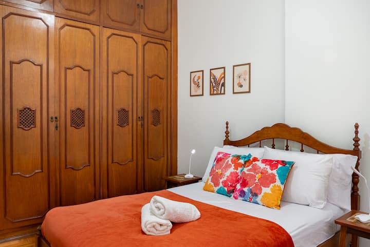 Ruime slaapkamer met tweepersoonsbed, kast met interne spiegel, veel natuurlijk licht, verduisteringsgordijn, airconditioning, plafondventilator en licht met afstandsbediening. Comfort en functionaliteit gegarandeerd!