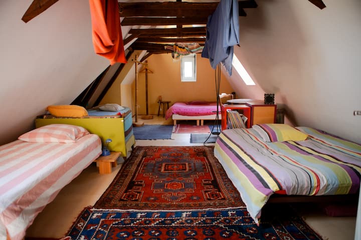 הוסטל עם 6 עד 7 מיטות מתחת לגגות 
