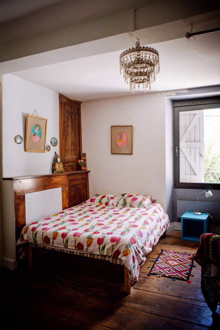 חדר שינה עם 2 מיטות זוגיות ומיטת יחיד.