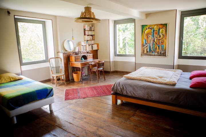 חדר שינה גדול ומואר מאוד, עם מיטה זוגית ומיטת יחיד.