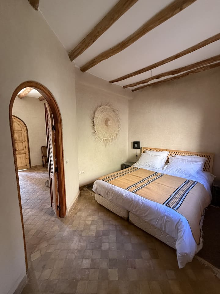 Одделна спална соба со брачен кревет (широк 150-179 см).

Спална соба со брачен кревет