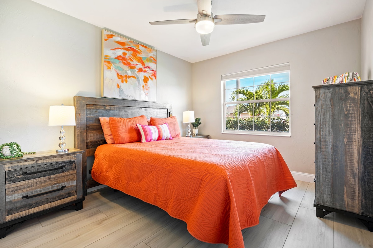 Ნათელი და თამამი ორადგილიანი საძინებელი ტროპიკული დასვენებისთვის!  Თანამედროვე სოფლის ხიბლი, ცოცხალი დეკორი და ბაღის ხედები მას მზიან საკურთხევლად აქცევს.