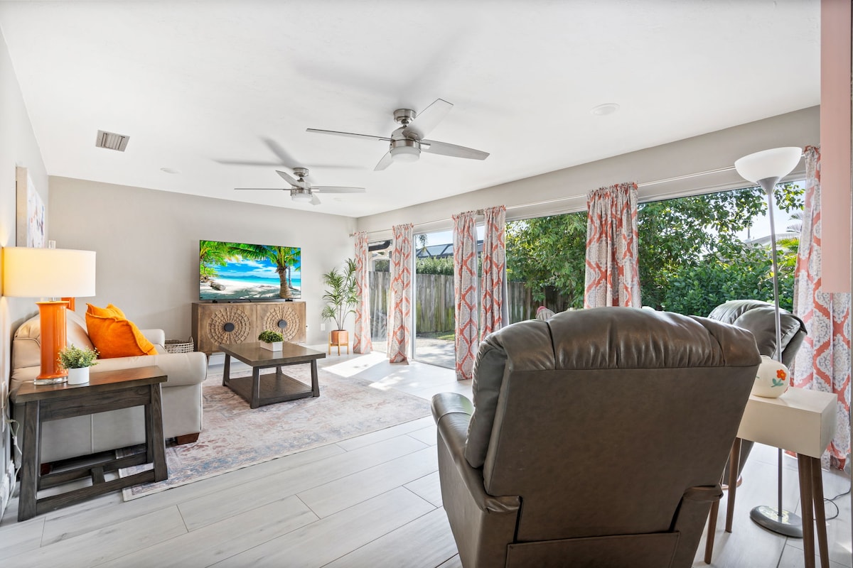 Დაისვენეთ და დაისვენეთ ფართო, მიმზიდველ მისაღებ ოთახში. Ისიამოვნეთ თქვენი საყვარელი გადაცემებითა და ფილმებით ბრტყელეკრანიანი ტელევიზორით, რომელიც აღჭურვილია Roku-ს სტრიმინგის აპებით. 