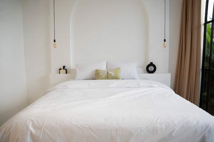 Ეს საძინებელი არის მშვიდი დასვენება, რომელიც ქმნის მშვიდ, მშვიდ ატმოსფეროს. Საწოლი და ბუნებრივი სინათლე დიდი ფანჯრებიდან გიწვევთ კომფორტსა და სიმშვიდეში. Იდეალური ადგილია მშვიდი, მშვიდი ძილისთვის.