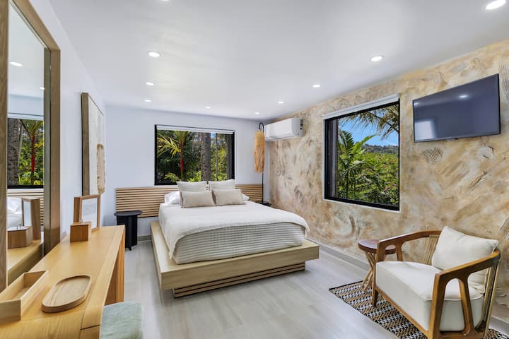 This bedroom offers a queen-size bed and a Jack&Jill bathroom shared with Bedroom 3. In the morning, wake up to breathtaking views of native trees, like the pink blossomed Roble and the vibrant red Flamboyán. Bloom season: February-August.  Sleeps 2