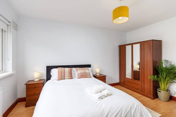 Dvokrevetna soba s bračnim krevetom, ormarom i vlastitom kupaonicom.