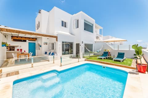 House with heated pool, solarium and BBQ