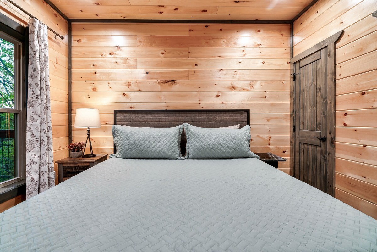 Ზემოთ საძინებელი – მყუდრო საკურთხეველი, სადაც სოფლის ხიბლი კომფორტს შეესაბამება. Განიტვირთეთ პლუშის საწოლზე რბილი, ტექსტურირებული თეთრეულით, რომელიც გარშემორტყმულია ხის თბილი ტონებითა და ნაზი დღის სინათლით. Დაისვენეთ, დაიმუხტეთ და დააგემოვნეთ მშვიდი დასვენება, რომელიც თავს ისე გრძნობს, როგორც საკუთარ სახლში.