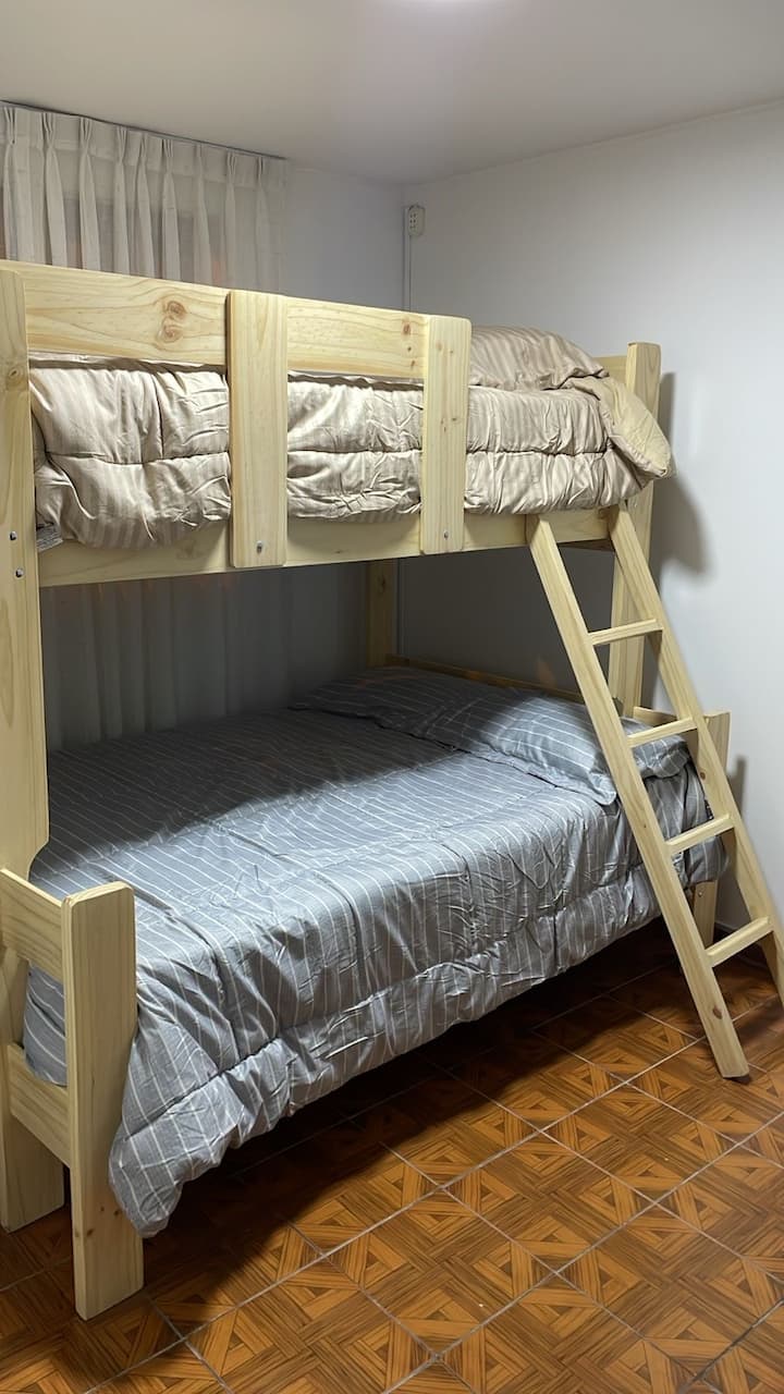 #2 Спална соба на втор кат со телевизор