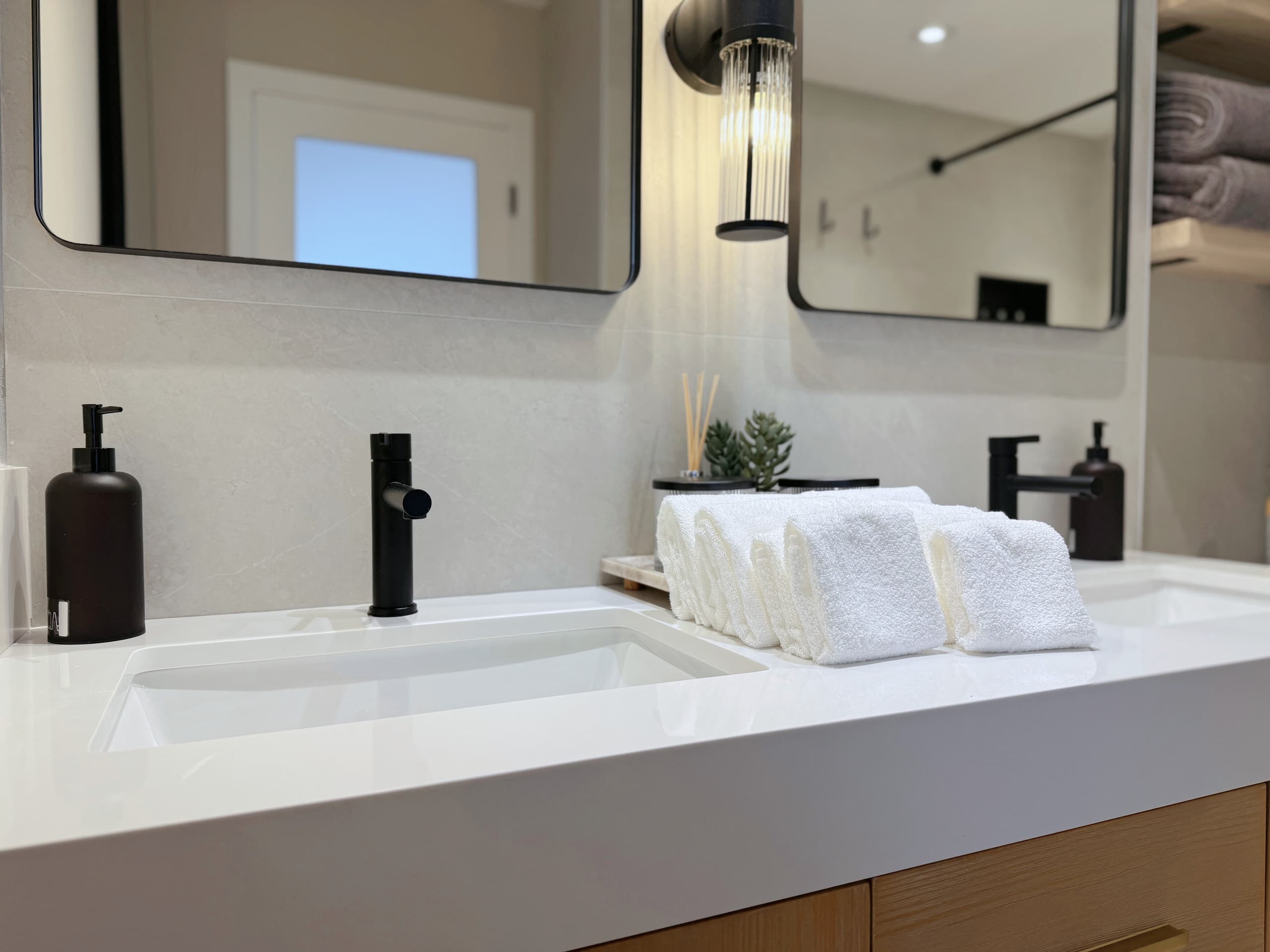 29FL-Ultra Modern 1BR-Ocean View & Free Parking! - Image 30