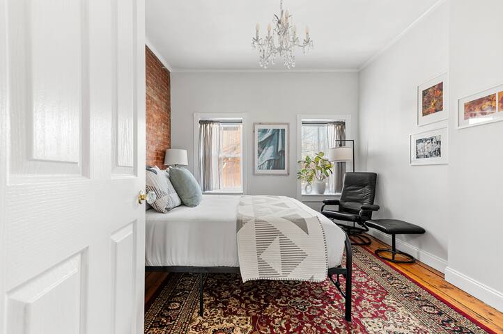 Bright, Stylish Townhouse Only 10 Min to NYC! gallery image 4